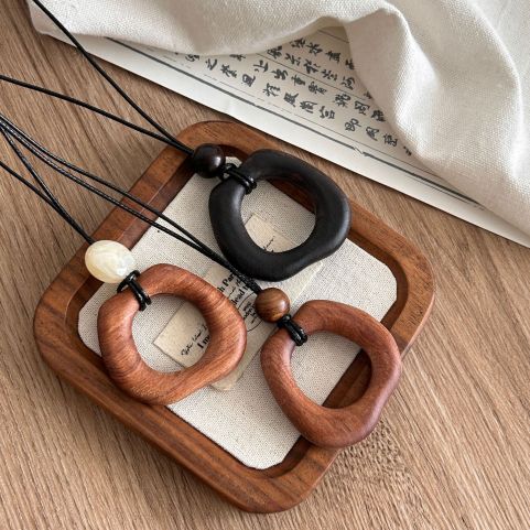 Le Collier Sophie — Sautoir Pendentif Géométrique en Bois