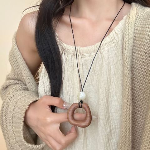 Le Collier Sophie — Sautoir Pendentif Géométrique en Bois