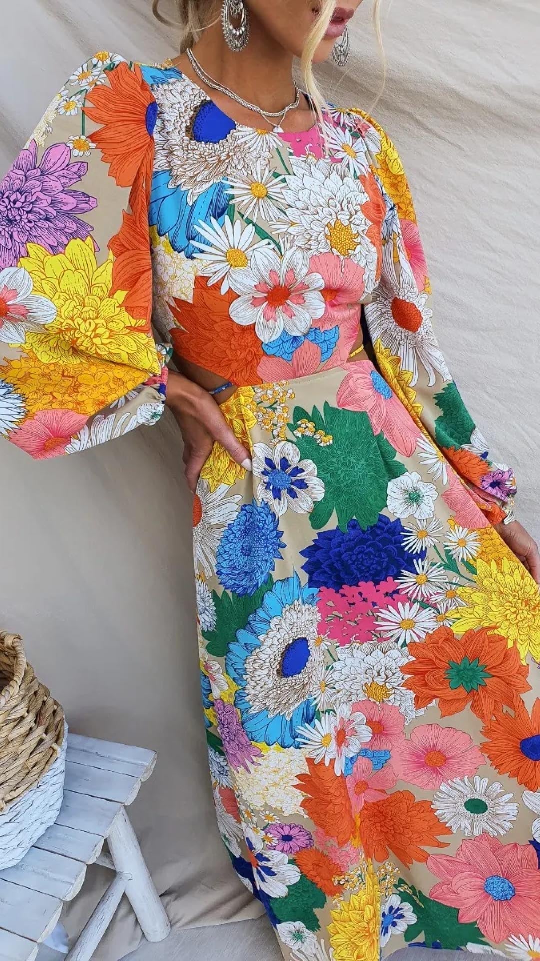 Maria - Long dress with floral print, open back and elastic details