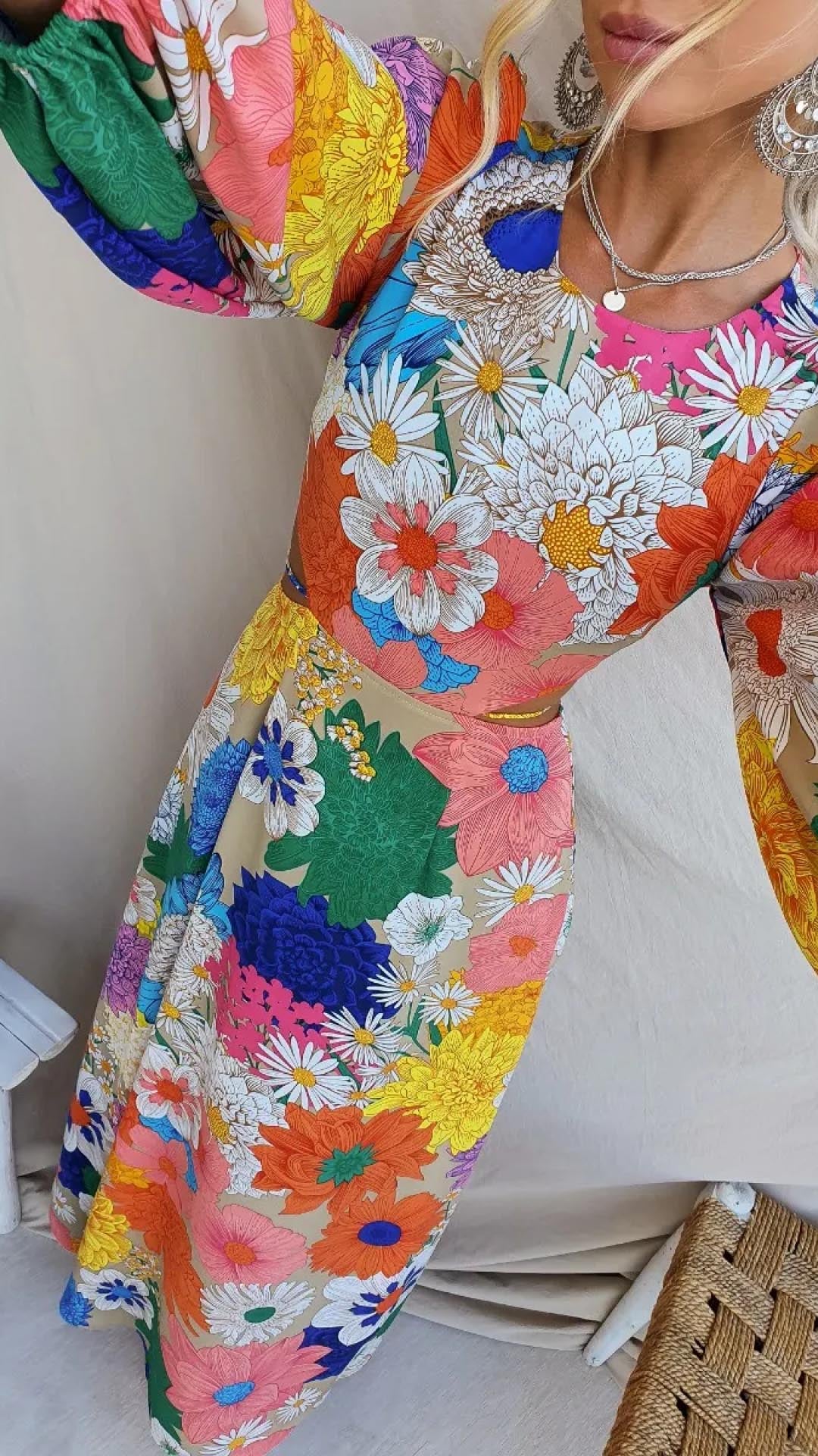 Maria - Long dress with floral print, open back and elastic details