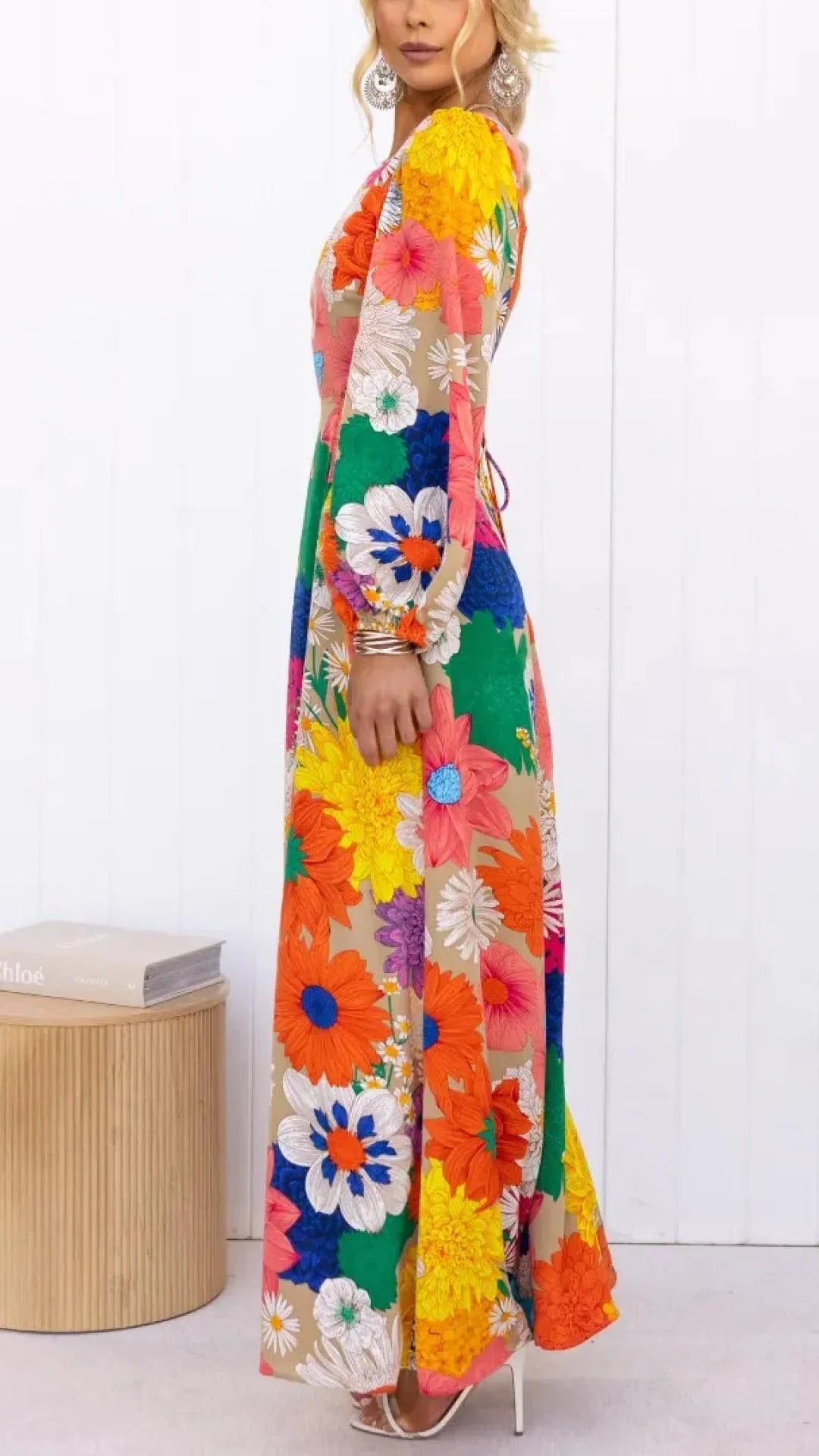 Maria - Long dress with floral print, open back and elastic details