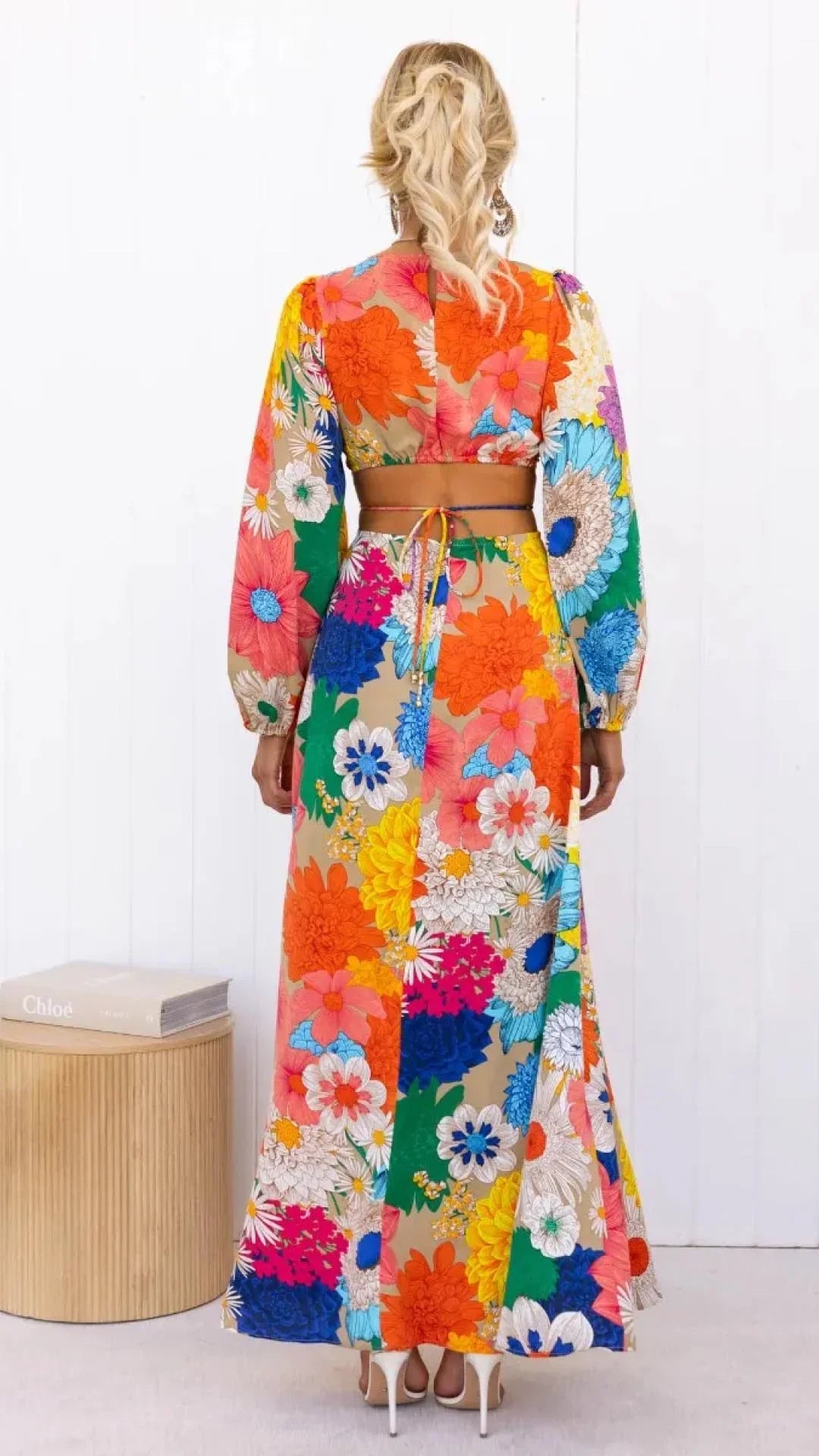 Maria - Long dress with floral print, open back and elastic details