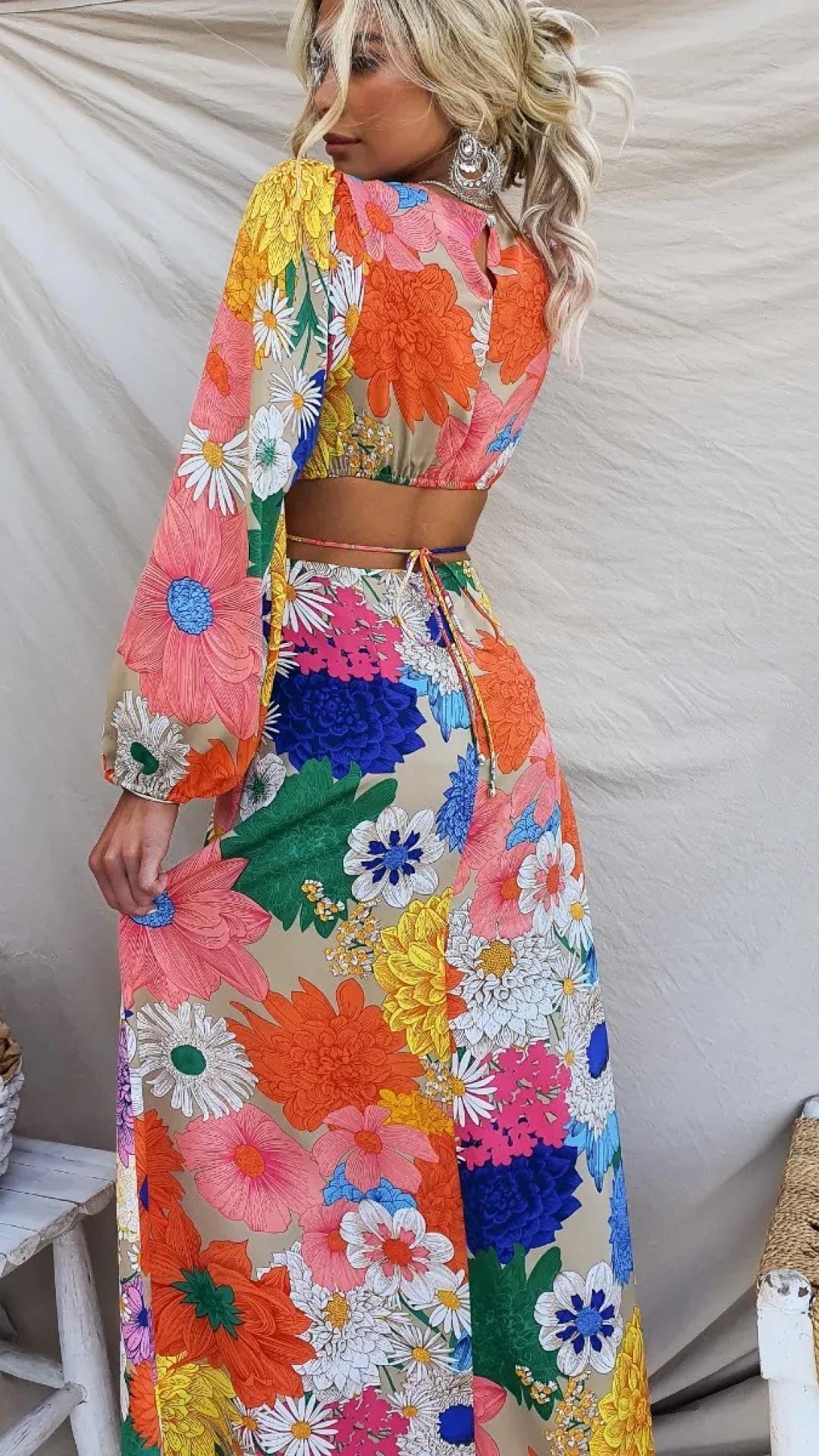 Maria - Long dress with floral print, open back and elastic details
