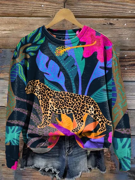 Women's sweatshirt with round neck and long sleeves with animal print